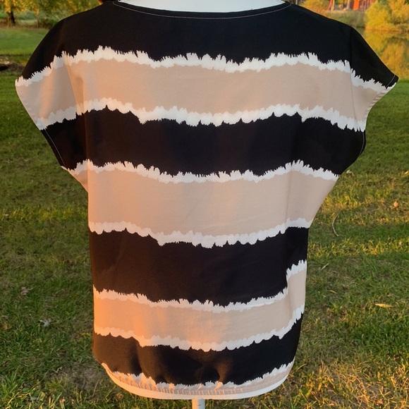 🌸LOFT GUC Keyhole Cap Sleeve Blouson Blouse Blk, Tan, & White Size Small Petite - Picture 3 of 6